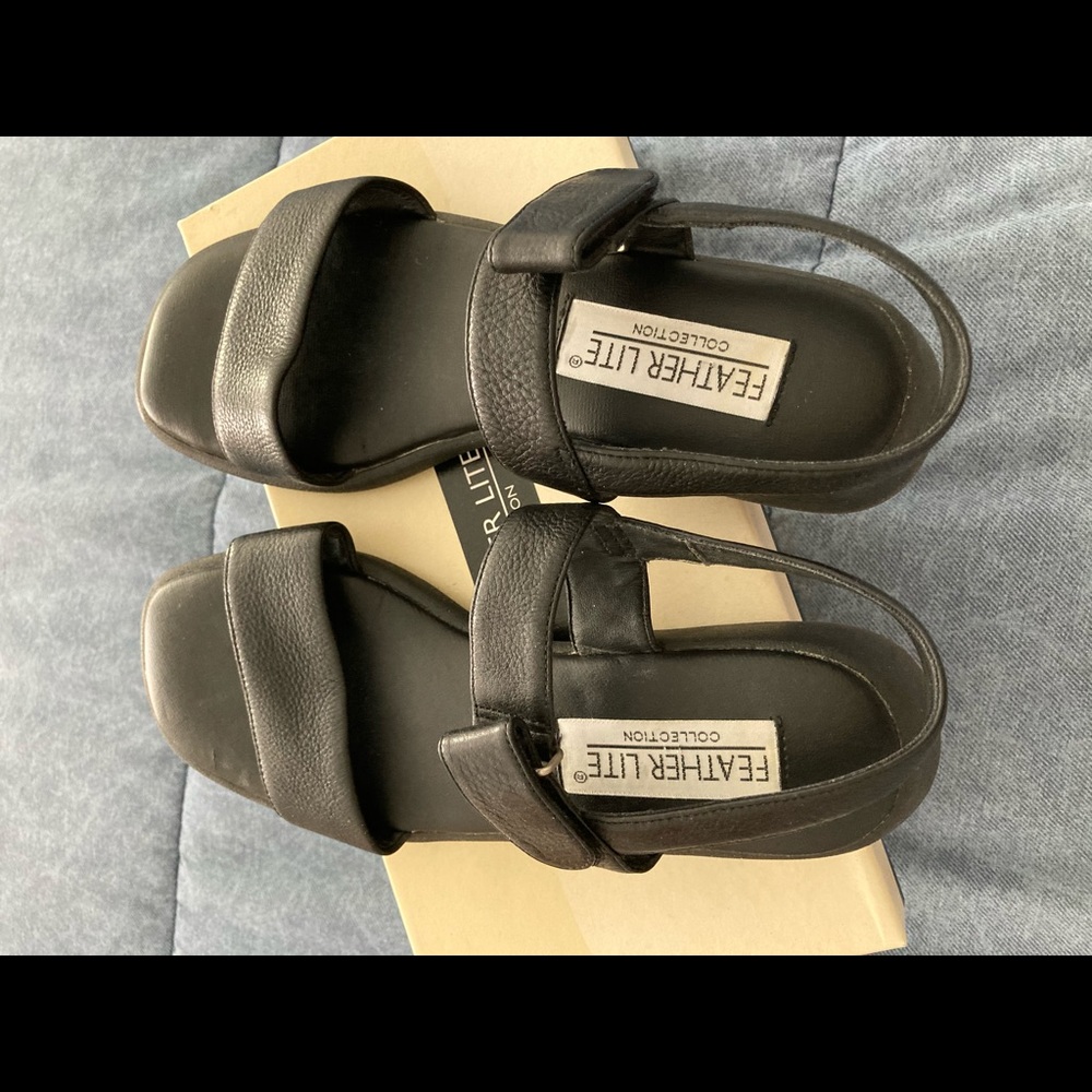 Feather Lite Black sandals 5.5. in Box